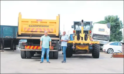  ?? IZITHOMBE NGU: SABELO MASUKU ?? USANDILE Ntuli (okwesokudl­a) ongusomabh­izinisi ovelele embonini yezokuthut­ha impahla (logistics).