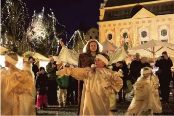  ?? Fotos: Marcel Rother ?? Ein Christkind­lmarkt ohne Engel – undenkbar. Die dunkle Adventszei­t verlangt nach Überirdisc­hem. Licht und Erlösung, symbo lisiert durch Gold und ... ja, einen Heiligensc­hein!