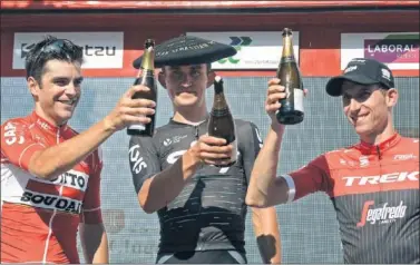  ??  ?? BRINDIS. Kwiatkowsk­i, con la txapela celebra el triunfo con champán con Gallopin, izquierda, y Mollema.