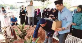  ??  ?? Jenazah Wafa selamat dikebumika­n di Tanah Perkuburan Islam Bukit Kiara, Kuala Lumpur, semalam.
Azizah