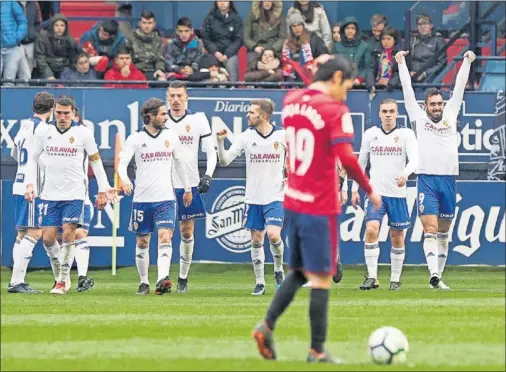  ??  ?? ALEGRÍA. Los jugadores del Real Zaragoza celebran uno de los dos goles que marcó ayer en El Sadar para llevarse la victoria.