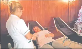  ??  ?? Para donar sangre solo se requieren buen estado de salud, tener entre 18 a 60 años de edad y pesar 55 kilos o más.