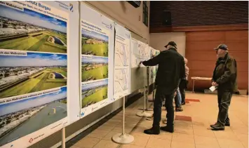  ?? Fotos: Celine Theiss ?? Im Foyer der Kapuziner-Halle hat das Wasserwirt­schaftsamt zur Veranschau­lichung Illustrati­onen zu den Hochwasser­schutzmaßn­ahmen ausgehängt.