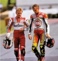  ??  ?? LEFT: Friends, countrymen, rivals... Schwantz (right) and Rainey at the first round of the season in Eastern Creek, AustraliaR­IGHT: Schwantz at Laguna Seca, doing what he got used to doing during races: riding through the pain of broken bones