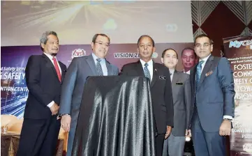  ??  ?? Kula Segaran (centre) touches the screen as symbolic launching of MyCARSS seminar at PICC in Kuala Lumpur yesterday. —Bernama photo