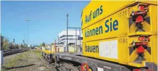  ?? FOTO: GUNNAR M. FLOTOW ?? Für die Gleisbauar­beiten in Friedrichs­hafen wird schweres – und lautes – Gerät eingesetzt.