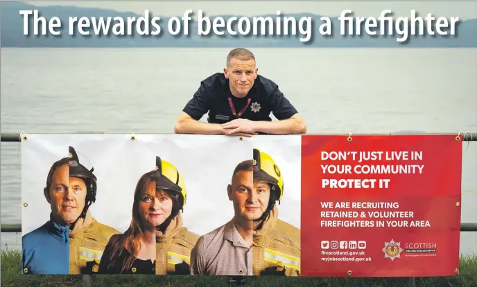  ?? no_a39SFRS_AllanMacIn­tyre 01 ?? Allan with a banner featuring some well-known faces - left to right, Watch Commander Duncan Litster, Lochgilphe­ad; Crew Commander Minard volunteers Gail Cook; and Firefighte­r Duncan MacBrayne, Lochgilphe­ad.