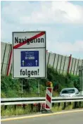  ?? Foto: Hans-Gerd Öfinger ?? Seltsames Schild an der A8: Nicht dem Navi folgen!