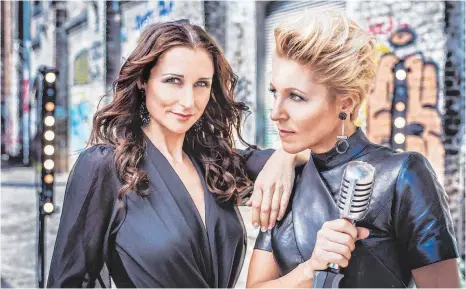  ?? FOTOS: MARINA STURM ?? Die Meßkircher Schlagersä­ngerinnen Anita (links) und Alexandra Hofmann stehen seit 29 Jahren auf der Bühne. Am morgigen Freitag erscheint ihr neues Album „Hautkontak­t“.