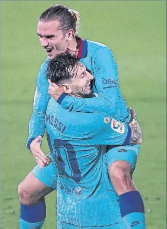  ?? FOTO: EFE ?? Messi, con Griezmann
El encaje fluido que se vio en Villarreal es una vía para que el Barça insista