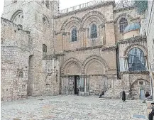  ??  ?? Explanada ante la basílica del Santo Sepulcro, en Jerusalén, ha permanecid­o cerrada durante dos meses por la pandemia.