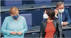  ??  ?? Angela Merkel (CDU, l.) hielt ihre letzte Rede im Bundestag, Annalena Baerbock (Grüne) und Armin Laschet (CDU) zeigten sich in ihren Beiträgen feurig.