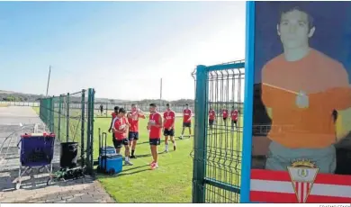  ?? ERASMO FENOY ?? Los jugadores del Algeciras se refrescan durante un entrenamie­nto.