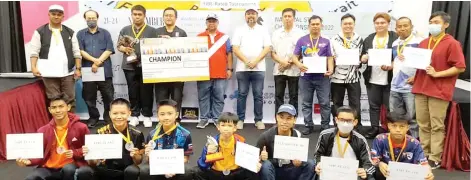  ?? ?? Muammar (fifth left) and Rafiq (seven right) with the winners of the Borneo Chess Championsh­ip 2022.