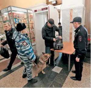  ??  ?? Ρώσοι αστυνομικο­ί ελέγχουν έναν επιβάτη στον σιδηροδρομ­ικό σταθμό του Κρασνογιάρ­σκ της Σιβηρίας.