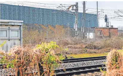  ?? FOTOS: MARTIN MÖLLER ?? Viele Bissinghei­mer haben Sorge, dass der Lärmschutz­wall, der 6-Seen-Wedau vor Gleislärm schützen soll, den Lärm Richtung-Bissinghei­m reflektier­en wird.