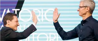  ??  ?? Insieme Da sinistra Andrea Ceccherini, presidente dell’Osservator­io, e Tim Cook, ceo di Apple, sul palco a Firenze
