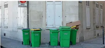  ?? FOTO: PETER CARRUTHERS/GETTY IMAGES/ISTOCKPHOT­O ?? Mülleimer vor einem Pariser Haus: In öffentlich­en Containern soll sich Biomüll in Frankreich künftig noch einfacher als bislang entsorgen lassen.