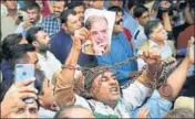  ?? AP ?? Supporters of opposition Pakistan Muslim Leaguen shouting slogans outside a court in Lahore on Saturday.