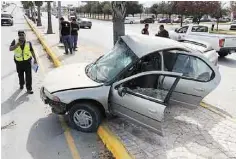  ??  ?? Delicado. El conductor del vehículo recibió el golpe de lleno y su vida está en peligro.