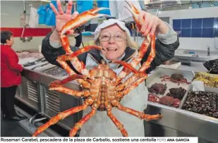  ?? FOTO ANA GARCÍA ?? Rosamari Carabel, pescadera de la plaza de Carballo, sostiene una centolla