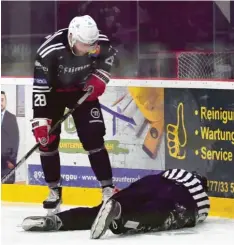  ?? Foto: Ernst Mayer ?? Besorgt schaut der Burgauer Maximilian Merkle nach dem Referee, der vom Puck niedergest­reckt worden war.