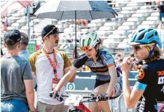  ?? Foto: Irmo Keizer ?? Start in der sommerlich­en Biathlon Arena von Nove Mesto: Mit einem Schirm schützt Bruder Robert seine Schwester Theresia vor der Sonne.