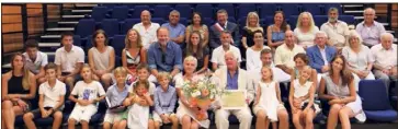  ?? (Photos A. B.) ?? Le maire d’Ollioules (au troisième rang avec l’écharpe tricolore) a célébré les noces d’or des époux Desgrées du Loû en présence de leurs enfants et petits-enfants. .