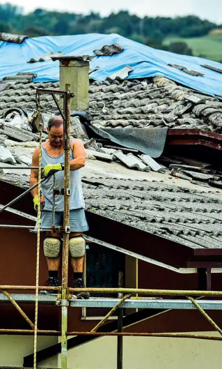  ?? (Foto Parisotto) ?? Gia al lavoro Tetti divelti nel Vicentino, iniziata l’opera di ricostruzi­one