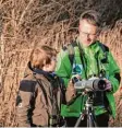  ?? Foto: Bastian Wegner ?? Gebietsbet­reuer Christian Niederbich­ler mit einem Seminartei­lnehmer.