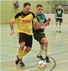  ??  ?? Umkämpftes Halbfinale: Pascal Sladkowski (rechts) und der SV Karlshuld behielten gegen den TSV Lichtenau (links Andreas Eichlinger) die Oberhand.