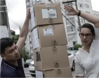  ??  ?? Staff members load epidemic control materials donated to China by locals in São Paulo, Brazil, on February 4