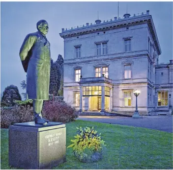  ?? FOTOS: DPA ?? Vor dem kleinen Haus der Villa Hügel in Essen ist heute noch die Statue von Friedrich Alfred Krupp (1854-1902) zu sehen – dem Urgroßvate­r von Friedrich von Bohlen und Halbach (Bild unten).