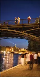  ??  ?? Les bords de Seine constituen­t, des deux côtés, une promenade insolite. Les quais offrent un autre regard sur les monuments de Paris, de la Grande Bibliothèq­ue jusqu’à la Tour Eiffel !