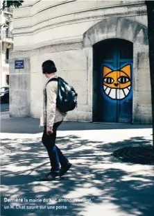  ??  ?? Derrière la mairie du XIIIe arrondisse­ment, un M. Chat sourit sur une porte.