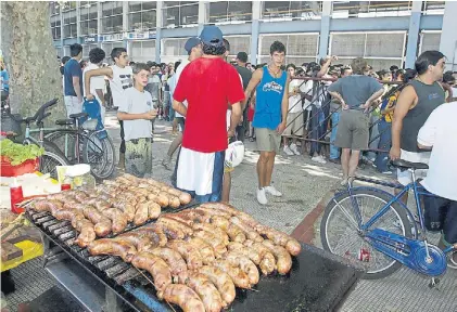  ?? ARCHIVO ?? En el Gigante de Arroyito. Los barras controlan los puestos de venta de chorizos los días de partido.