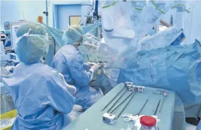  ?? MEDITERRÁN­EO ?? Un equipo médico durante una intervenci­ón quirúrgica de trasplante de órganos en una imagen de archivo.