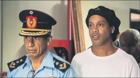  ?? FOTO: EFE ?? Ronaldinho junto a un policía paraguayo el día de su detención