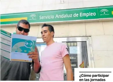  ?? G.J. ?? Dos jóvenes frente a una sede del Servicio Andaluz de Empleo.