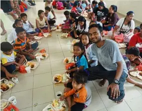  ??  ?? Act of kindess: Taylor’s University law students brought meals to share with the Orang Asli community.