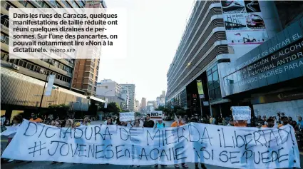  ??  ?? Dans les rues de Caracas, quelques manifestat­ions de taille réduite ont réuni quelques dizaines de personnes. Sur l’une des pancartes, on pouvait notamment lire «Non à la dictature!».