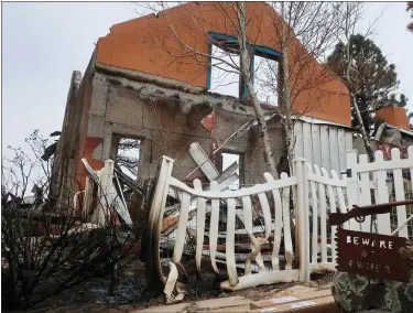  ?? FELICIA FONSECA — THE ASSOCIATED PRESS ?? Pictured is the home that Jeanne and Mike Welnick owned outside Flagstaff, Ariz. A massive wildfire that started Easter Sunday burned about 30square miles and more than a dozen homes, hopscotchi­ng across the parched landscape.