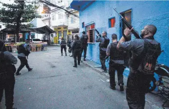  ?? FOTO: JOSE LUCENA/DPA ?? Bei einem Einsatz der Polizei in Rio de Janeiro gegen Banden in einem Armenviert­el sind mindestens 25 Menschen ums Leben gekommen.