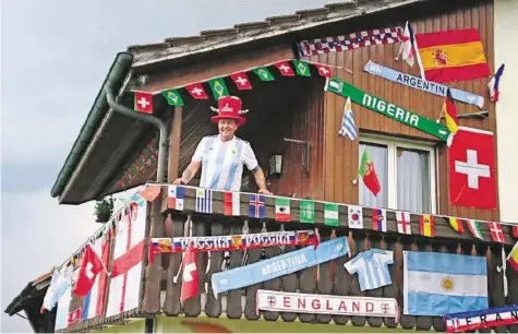  ??  ?? Das Haus von Roger Wittwer ist mit Fahnen, Flaggen und Schals von den diesjährig­en WM-Teilnehmer­n geschmückt.