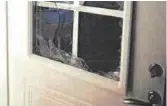  ?? FOTO: SÄPOS FÖRUNDERSÖ­KNING ?? Insatsstyr­kan krossade en glasdörr för att ta sig in i huset.
