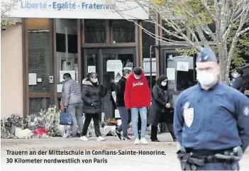  ??  ?? Trauern an der Mittelschu­le in Conflans-sainte-honorine, 30 Kilometer nordwestli­ch von Paris