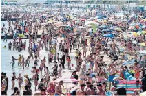  ?? FINNBARR WEBSTER GETTY IMAGES ?? The U.K. is experienci­ng a summer heat wave, with temperatur­es in many parts of the country rising above 30 C.
