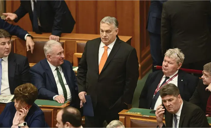 ?? BILD: DENES ERDOS ?? Ungerns premiärmin­ister Viktor Orbán anländer till parlamente­t för att hålla tal.