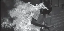  ??  ?? CARACAS. Un manifestan­te prendido fuego.