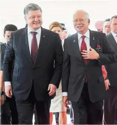  ??  ?? Warm welcome: Najib greeting Poroshenko during the Ukrainian president’s arrival at the Prime Minister’s Office in Putrajaya. — Bernama